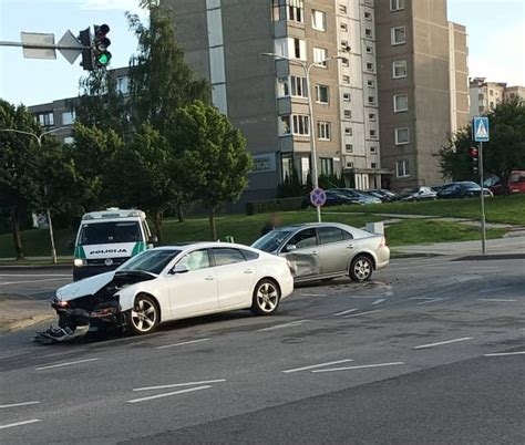 Automobilių susidūrimas sankryžoje