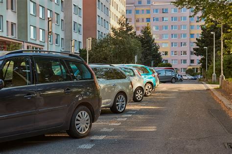 Automobiliai parkuojasi daugiabučių kieme