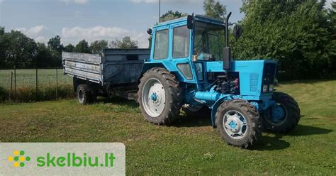 Nuotrauka su įvairiais MTZ traktorių modeliais