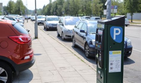 Automobilių stovėjimo aikštelės ženklinimo pavyzdys su skirtingomis spalvomis