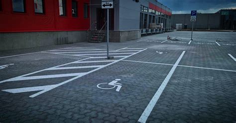 Inografika, iliustruojanti skirtingų tipų parkavimo vietų ženklinimą (neįgaliesiems, elektromobiliams ir kt.)