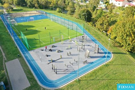 Nuotrauka, vaizduojanti kruopštų sporto aikštelės ženklinimą