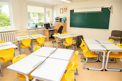 Interjeras vairavimo mokyklos klasės su kompiuteriais