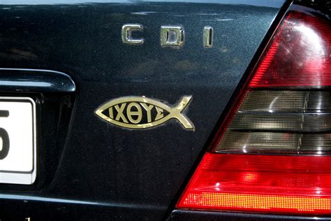 Simbolis „Ichthys“ (žuvies ženklas) ant automobilio