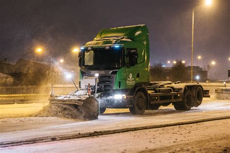 Nuotrauka su sniegu užverstais keliais arba dirbančiais sniego valymo automobiliais