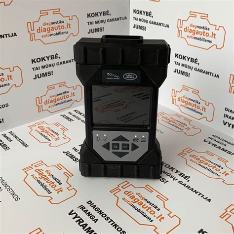 Specialistas, dirbantis su automobilio rakto programavimo įranga