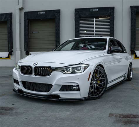 BMW F30 interjeras