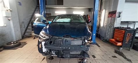 Nuotrauka su saugiklių bloko pavyzdžiu automobilyje