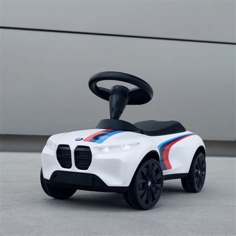 BMW automobilis su užrašu 