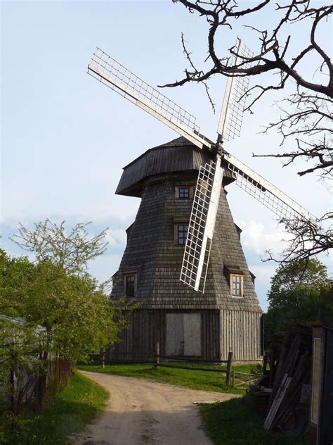 Vėjo malūno schematinis pjūvis su pagrindinėmis dalimis