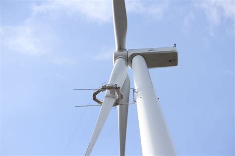 Vėjo malūno sparnų mechanizmas su krumpliaračiais