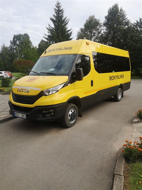 Apdaužytas mokyklinis autobusas po avarijos