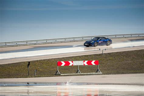 automobilio slydimas ant slidžios kelio dangos