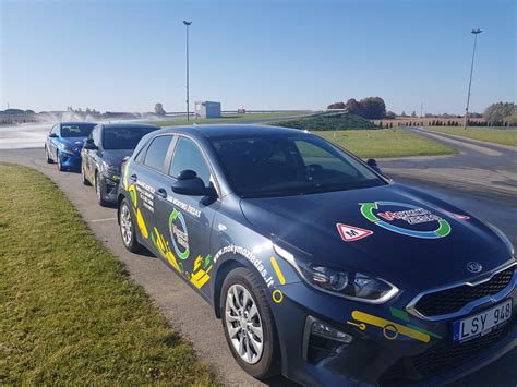 Įvairūs automobiliai, naudojami vairavimo mokyklose