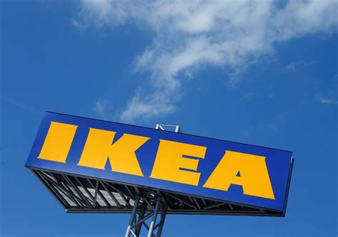 IKEA logotipas ir miško augmenija