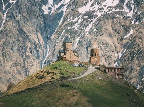 Gruzijos gamtovaizdis su kalnais ir upėmis