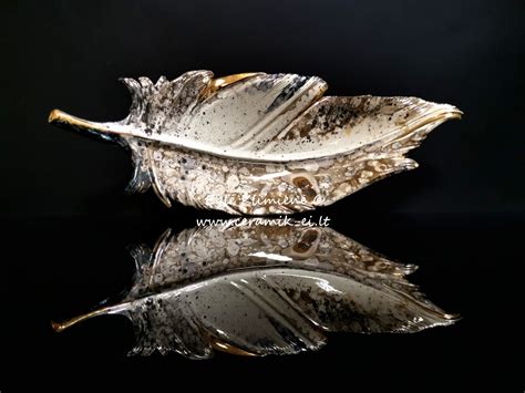 Nuotrauka su tauriaisiais metalais, naudojamais katalizatoriuose