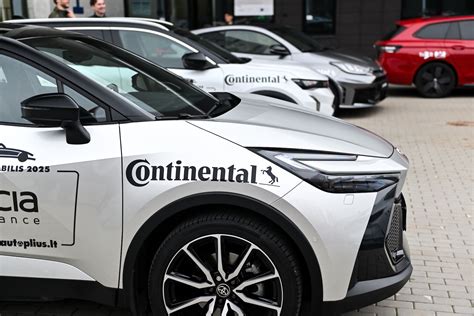 Naujų automobilių parkas salone