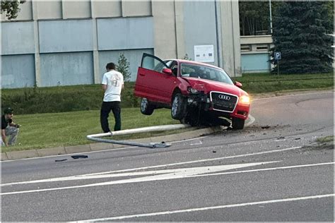 Jaunas vairuotojas su klevo lapu ant automobilio