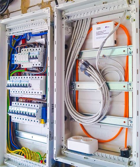 Nuotrauka su universalios elektros instaliacijos komplekto dalimis.