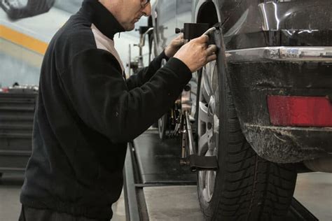 Meistras atlieka automobilio spynelės remontą