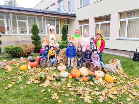Vaikai švenčia Moliūgo gimtadienį darželyje