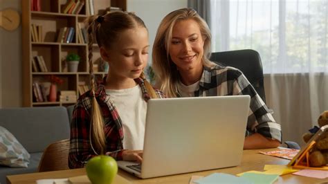Vaikai atlieka eksperimentą su moliūgu ir soda