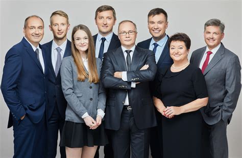 Teisininkų komanda konsultuoja klientus