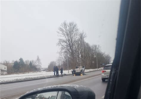 Automobilis ant vaizdingo kelio
