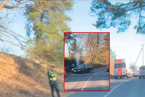 Vairuotojas stebi veidrodėlį automobilyje