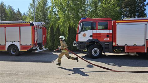 Ugniagesių gelbėtojų darbas autoavarijos vietoje