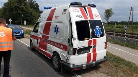 Nuotrauka: Greitosios pagalbos automobilis su įjungtais valytuvais