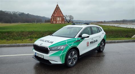 policijos automobilis stabdo vairuotoją