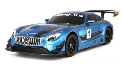 Mėlynas Mercedes-Benz automobilis su apšviestu prietaisų skydeliu
