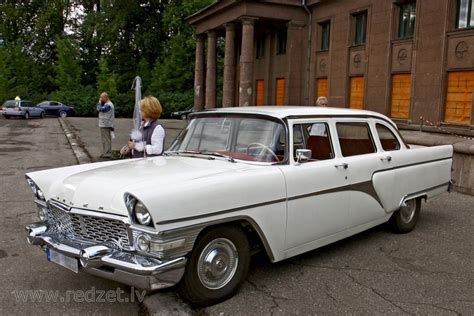 GAZ-13 Čaika automobilis