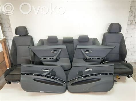 BMW E90 salono interjeras su sumontuotais guminiais kilimėliais