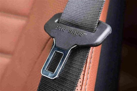 Automobilio interjeras su akcentuotu saugos diržų apdailos elementu