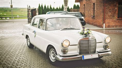 Baltas Mercedes automobilis vestuvėms