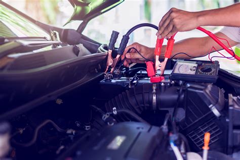 Nuotrauka su automobilio akumuliatoriaus gnybtais