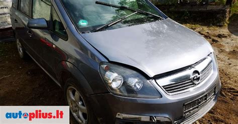 Opel Zafira automobilis ant saugos atramų