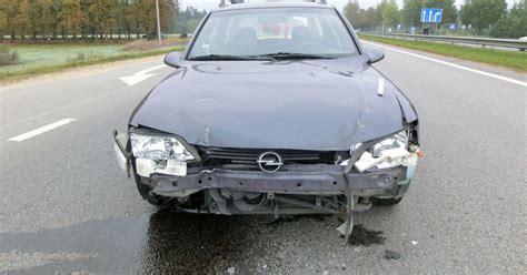 automobilio partrenkta mergaitė