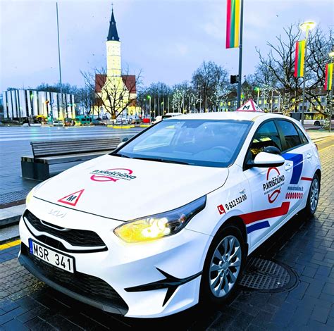 Vairavimo mokyklos logotipas arba automobiliai