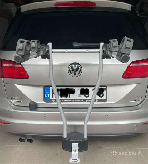 Automobilis su dviračių laikikliu ant galinio kablio