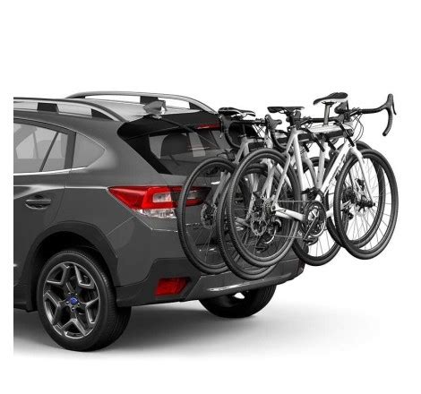 Automobilis su dviračių laikikliu ant bagažinės dangčio
