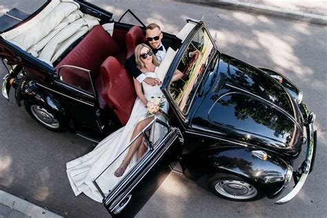 Retro automobilis su vestuvių atributika