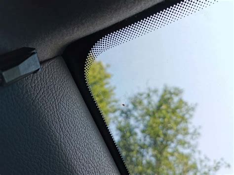 Juodi taškai ant automobilio priekinio stiklo