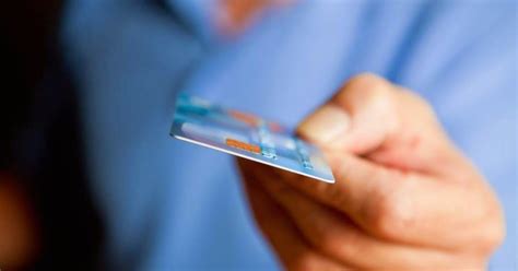 Simbolis, rodantis galimybę nuomotis automobilį be užstato ir be kreditinės kortelės