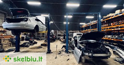 Mechaniko dirbantis su automobiliu