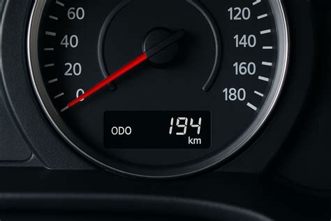 Automobilio spidometras su atsukta rida