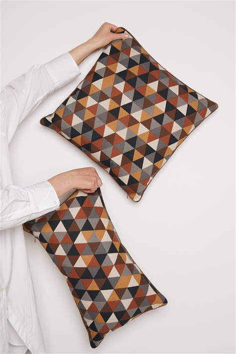 Dekoratyvinės pagalvėlės su augalų raštais automobilyje